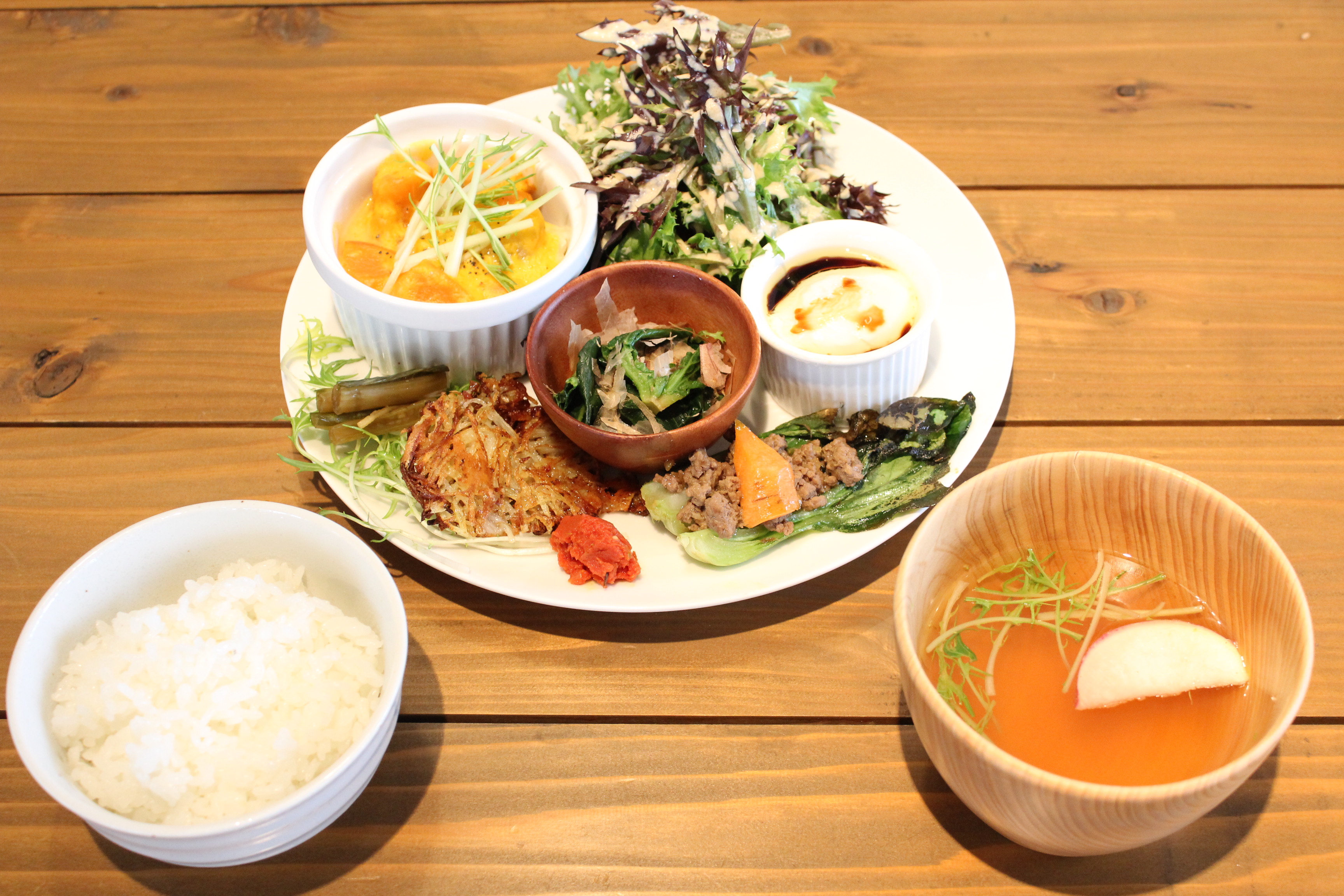 カウンタートップフルーツと野菜のバスケットボウルセラミックトールフルーツプレートホームデザートボウルキャンディースナックプレートシン ホーム  ＆キッチンカウンタートップフルーツバスケットセラドンフルーツプレートセラミックデザートボウルホームスナック ... 大型サービングボウル、70オンスフルーツサラダボウル2個セット、ボヘミアンスタイルの大きな磁器皿、おもてなしパーティー用、サラダ、パ